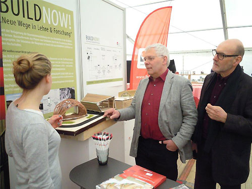 Dr. Wilfried Dittmann von der EK SH  im Gesprch mit Prof. Georg Conradi zum Stand der Dinge im Projekt BUILD NOW anllich der Kieler Klimaschutztage